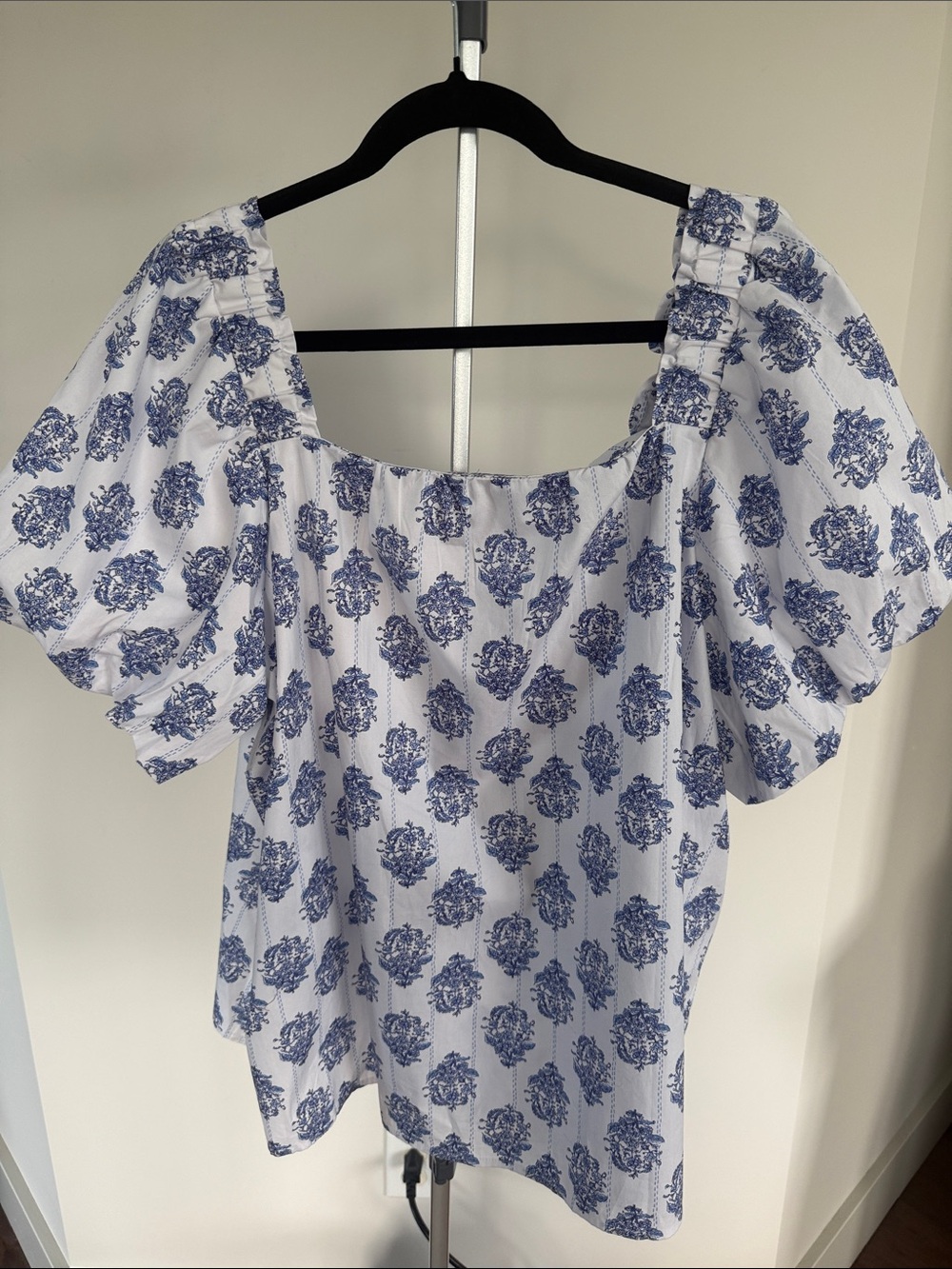 1X - EUC CeCe White Blouse with Blue Floral Print and Puff Sleeves - Picture 5 of 9